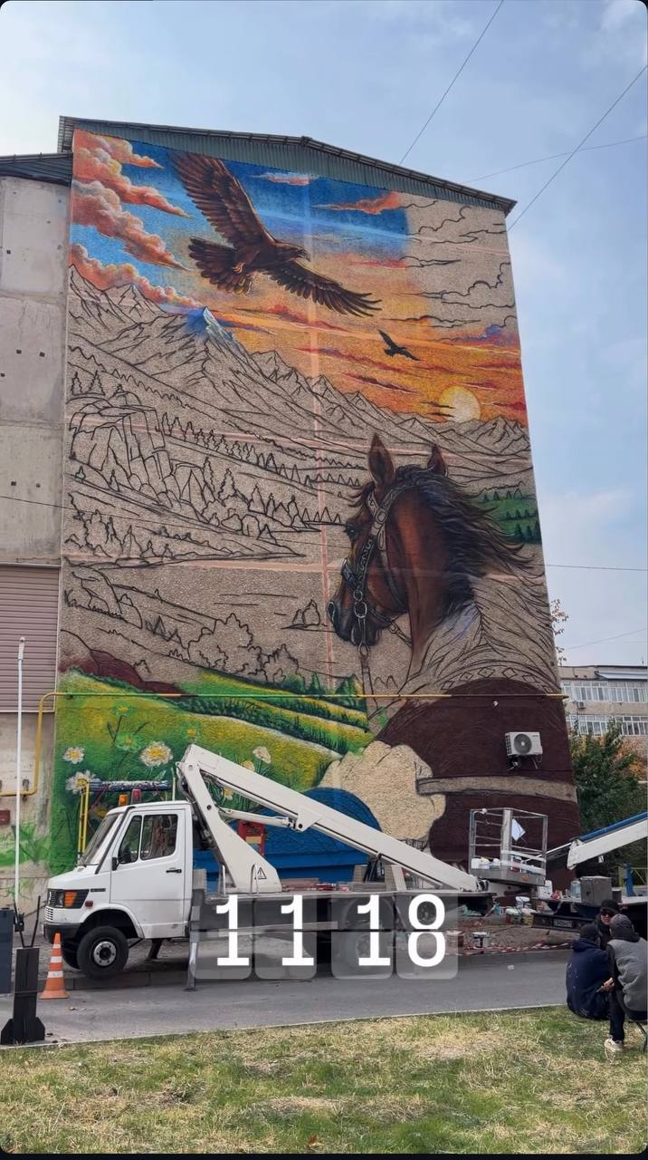 Орёл и конь — мурал в процессе